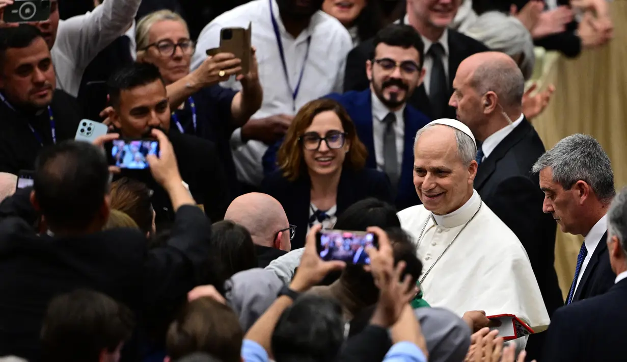 Paus Leo XIV (tengah kanan) bertemu dengan para jurnalis dan perwakilan media, di Aula Paul-VI di Vatikan, pada 12 Mei 2025. (Tiziana FABI/AFP)