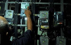Petugas melakukan pengecekan meteran listrik di ruang panel listrik di Kawasan Pejompongan, Jakarta, Senin (2/1). Februari, PT PLN (Persero) kembali menurunkan tarif dasar listrik (TDL) untuk 12 golongan pelanggan nonsubsidi. (Liputan6.com/Faisal R Syam)