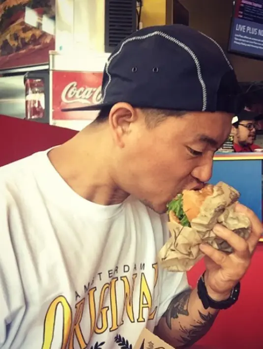 Melansir Ace Showbiz, Kang Gary pada bulan lalu menghapus semua unggahannya di Instagram. Saat kembali Kang Gary yang mengunggah foto liburannya justru mendapat tanggapan tidak enak. (Instagram/kang_gary8888)