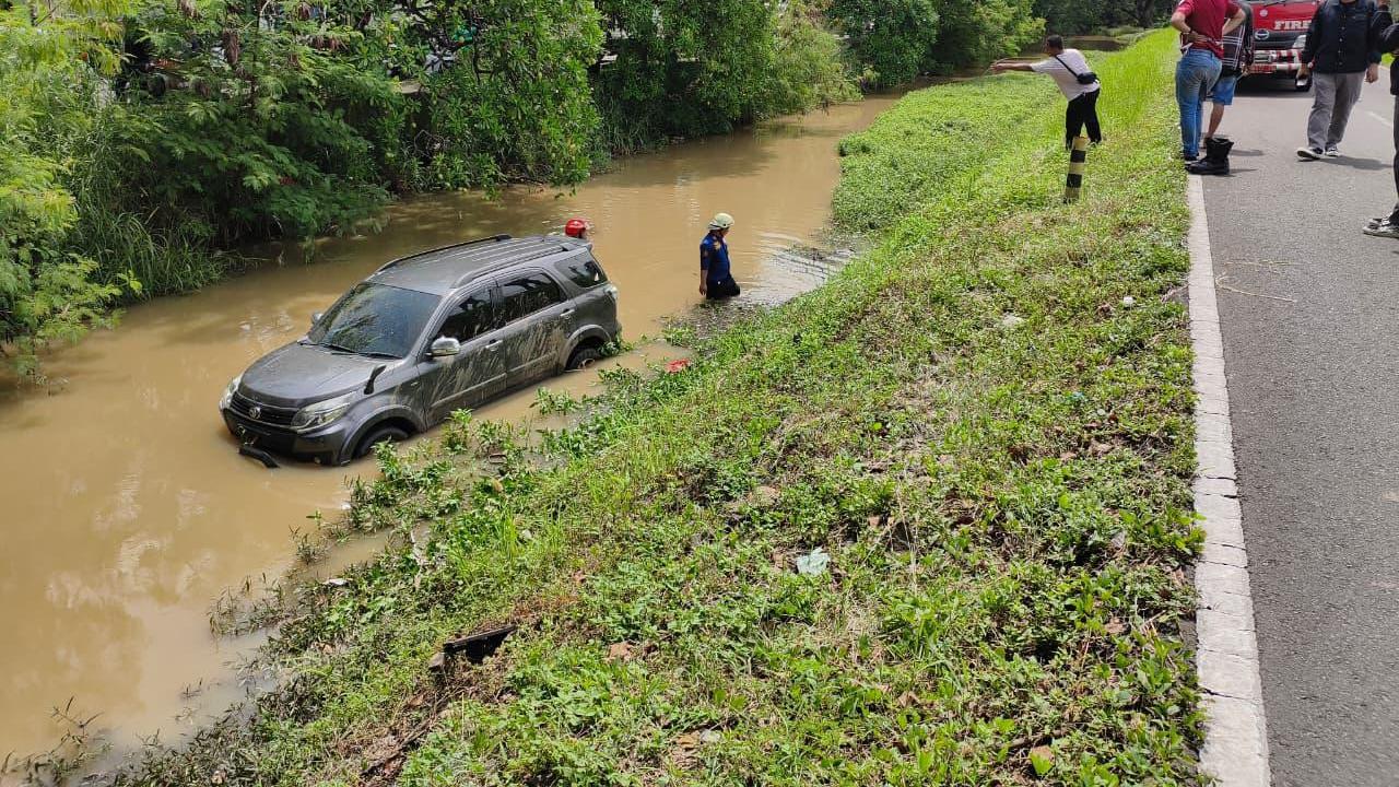 Gara-Gara Sopir Sibuk Cari Kartu e-Toll, Toyota Rush Nyebur ke Sungai Samping Rel Kereta Bandara Soetta
