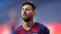 Striker Barcelona, Lionel Messi, tampak kecewa usai ditaklukkan Bayern Munchen pada laga perempat final Liga Champions di Estadio da Luz, Sabtu (15/8/2020). Barcelona takluk 2-8 dari Bayern Munchen. (Manu Fernandez/POOL/AFP)