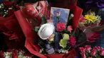 Paket rangkaian bunga Valentine di Alabang, Manila, Filipina (13/2/2020). Pemilik toko Mary Jane Villegas sengaja meletakkan keperluan perlindungan terhadap COVID-19 di karangan bunga untuk mengingatkan, bunga bukan satu-satunya yang dapat diberikan saat Valentine. (AP Photo/Aaron Favila)
