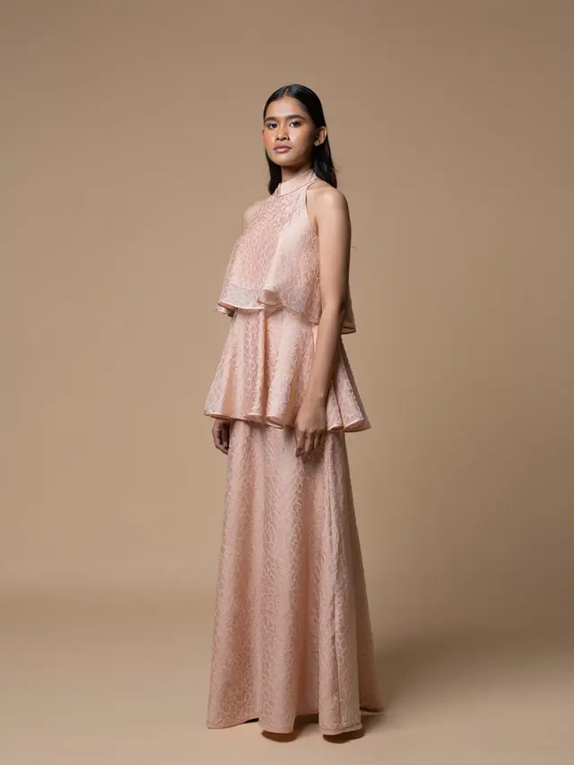 Long Dress Brokat Warna Nude