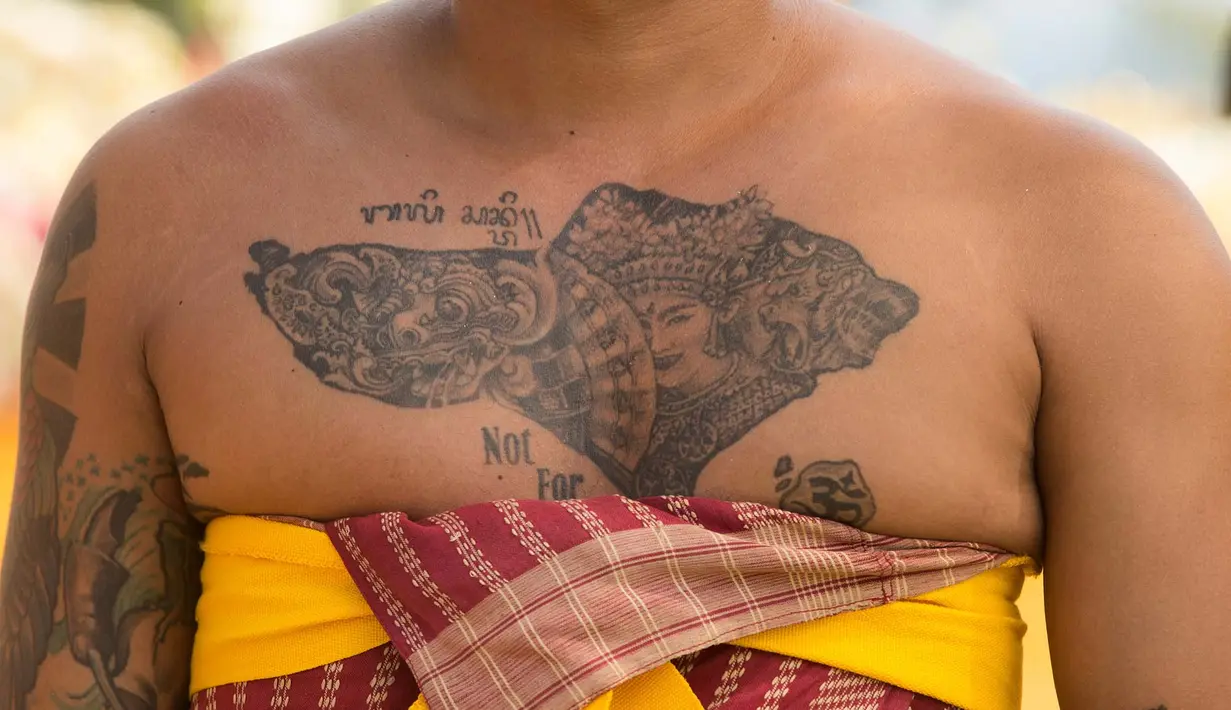 Sebuah tato berbentuk Pulau Bali terlihat di dada seorang pria saat berlangsungnya ritual Hindu Bali bernama Usaba Sri di Karangasem, Bali, Senin, 10 Agustus 2026. (Foto AP/Firdia Lisnawati)