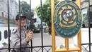 Personel kepolisian melakukan penjagaan di gerbang masuk Pengadilan Negeri Jakarta Selatan pada sidang pembacaan vonis terdakwa terorisme Aman Abdurrahman, Jumat (22/6). Polisi juga menyiagakan penembak jitu di beberapa titik. (Liputan6.com/Angga Yuniar)