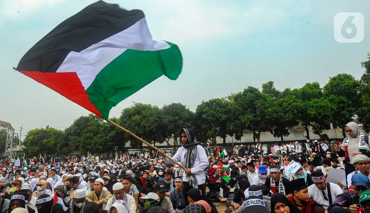 Sejumlah bendera Palestina berukuran besar juga turut dikibarkan massa selama aksi berlangsung. (merdeka.com/Arie Basuki)