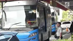 Bus digunakan untuk mengantar penumpang pesawat yang ingin menggunakan moda transportasi lain.