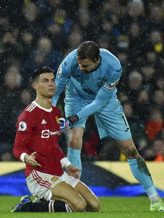 Pemain Manchester United Cristiano Ronaldo bereaksi di depan kiper Norwich City Tim Krul pada pertandingan sepak bola Liga Inggris di Stadion Carrow Road, Norwich, Inggris, 11 Desember 2021. Manchester United menang 1-0. (AP Photo/Rui Vieira)