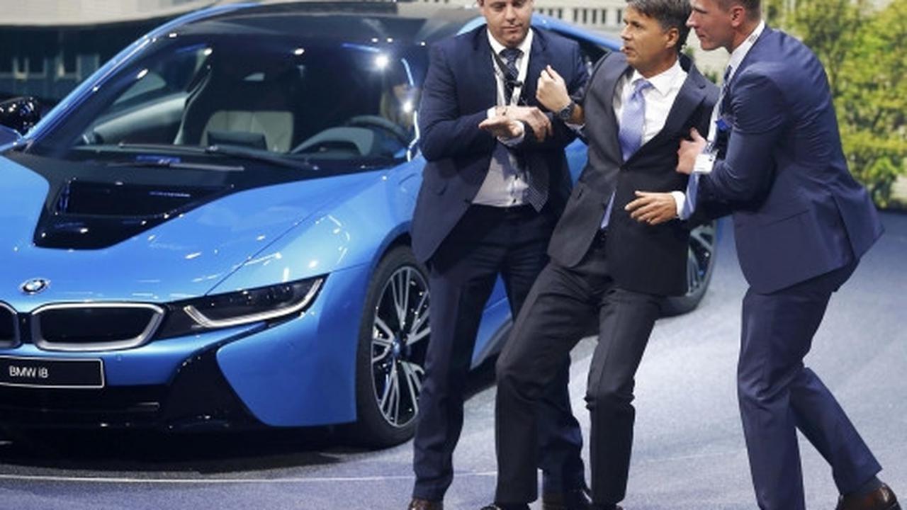 Ini insiden CEO BMW terjatuh saat presentasi di Frankfurt Motor Show