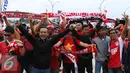 Pendukung Timnas Indonesia berbaris memasuki areal Stadion Pakansari, Bogor (3/12). Timnas Indonesia akan melakoni laga semifinal pertama Piala AFF 2016 melawan Vietnam di Stadion Pakansari Kab Bogor. (Liputan6.com/Helmi Fithriansyah)