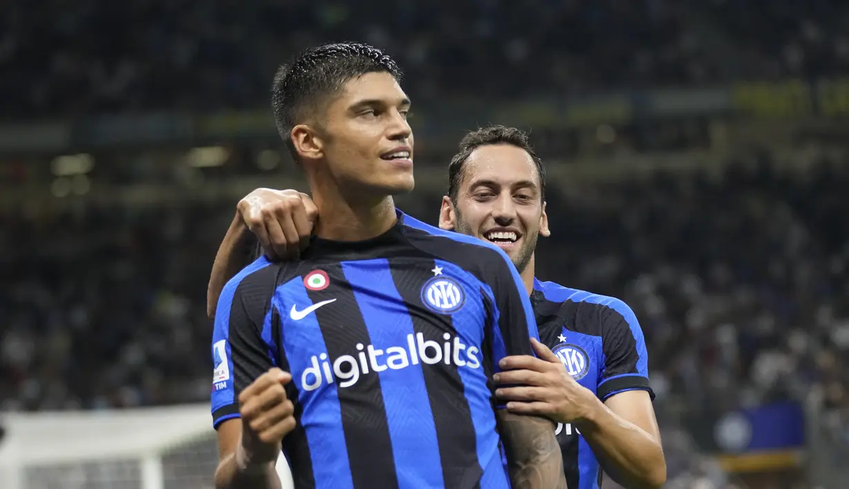 Penyerang Inter Milan, Joaquin Correa berselebrasi setelah mencetak gol ke gawang Cremonese pada pertandingan lanjutan Liga Serie A Italia di stadion San Siro di Milan, Italia, Rabu (31/8/2022). Inter Milan menang atas Cremonese 3-1. (AP Photo/ Luca Bruno)