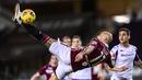 Striker Torino, Simone Zaza melepaskan tendangan salto dalam laga lanjutan Liga Italia 2020/21 pekan ke-20 melawan Fiorentina di Olympico Grande Stadium, Jumat (29/1/2021). Torino bermain imbang 1-1 dengan Fiorentina. (LaPresse via AP/Fabio Ferrari)