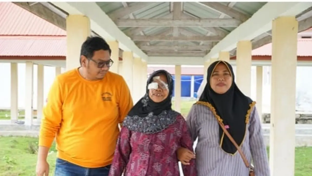 Mugiah, 63 Tahun, Salah Satu Pasien Katarak yang Kini Sudah Dapat Melihat dengan Jelas Lagi. Saat Mengalami Katarak, Mugiah Tidak Bisa Beraktivitas karena Harus Ditopang oleh Anak dan Orang di Sekitarnya (Dokumen: ERHA)