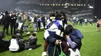 Insiden penembakan gas air mata terjadi pada lanjutan Liga Argentina antara Gimnasia Melawan Boca Juniors pada laga pekan ke-23, Jumat (7/10/2022) pagi WIB. (AP Photo/Gustavo Garello)