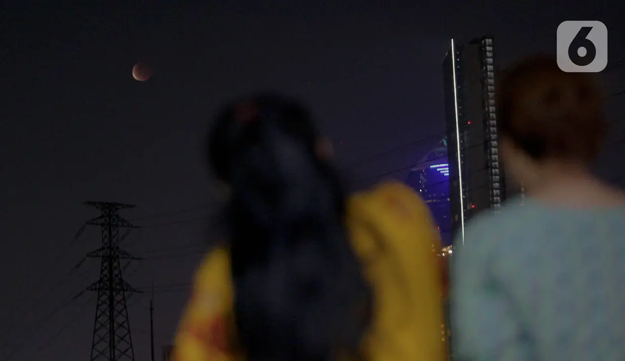 Fase gerhana bulan total terlihat di kawasan Petamburan, Jakarta, Rabu (26/5/2021). Gerhana bulan total tersebut terjadi selama sepuluh menit mulai dari pukul 18.09 WIB hingga 18.18 WIB. (Liputan6.com/Faizal Fanani)