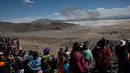 Penduduk menyaksikan tentara Bolivia melakukan pertempuran "Canchas Blancas," yang terjadi pada tahun 1879 selama Perang Pasifik ketika Bolivia kalah dari Chili di Canchas Blancas, Bolivia (28/3). (AP Photo/Juan Karita)