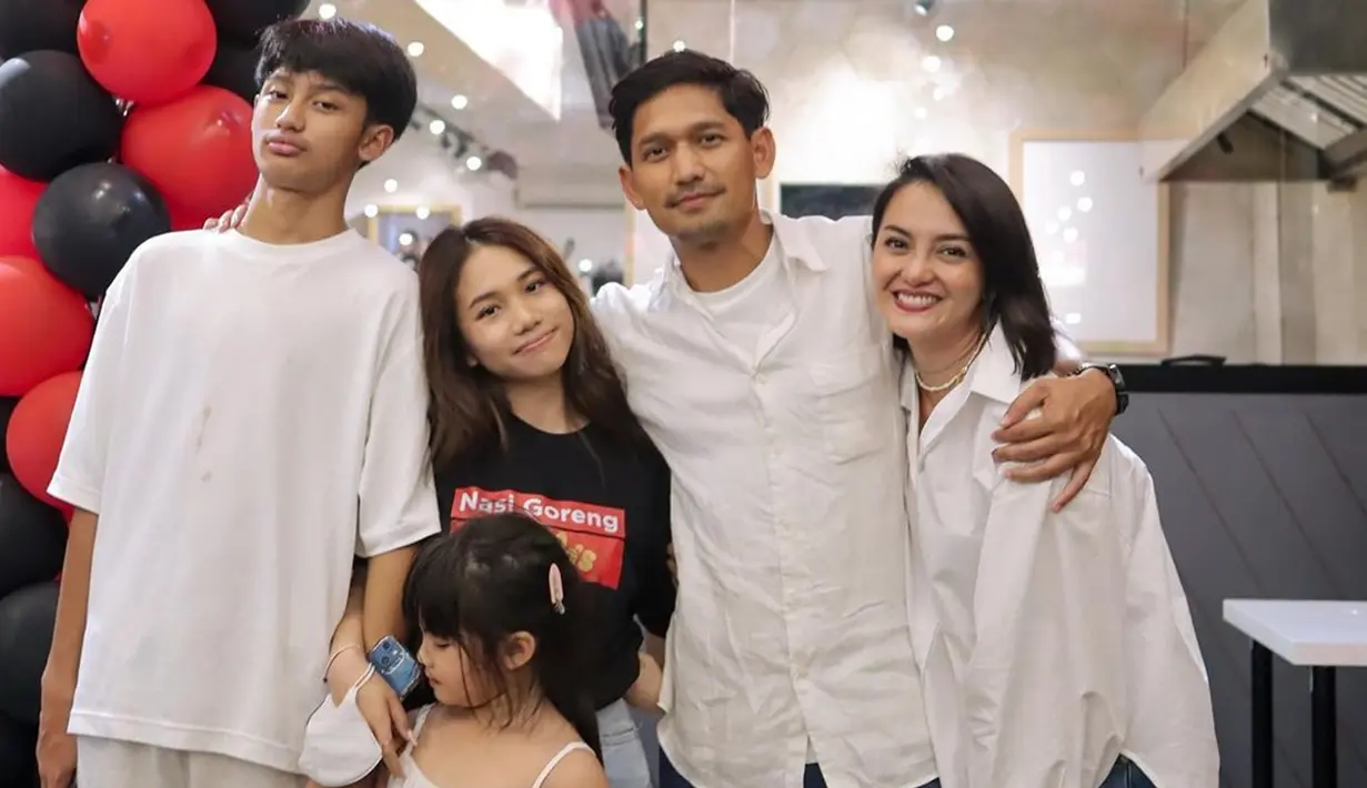 Ini adalah momen kebersamaan keluarga kecil Ibnu Jamil dan Ririn Ekawati saat anniversary kafe milik Ibnu dan Ririn Ekawati. Dhofin yang dingin dan terlihat cuek, Jasmine Abeng yang selalu pamer senyuman manisnya, dan Cattleya dengan tingkah gemasnya, anak-anak Ibnu Jamil dan Ririn Ekawati seperti saling melengkapi satu sama lainnya. (Liputan6.com/IG/@ririnekawati)