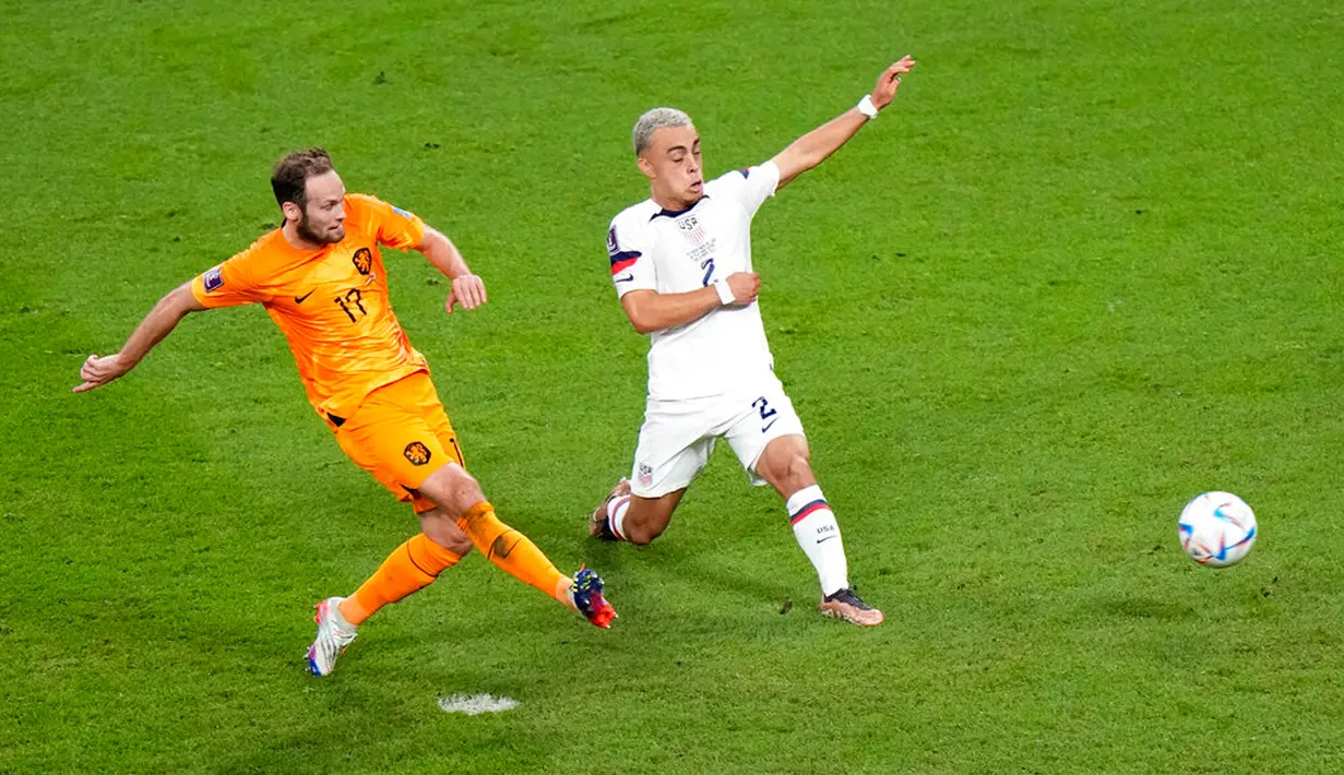Pemain Belanda Daley Blind mencetak gol melewati pemain Amerika Serikat Sergino Dest (kanan) pada pertandingan sepak bola babak 16 besar Piala Dunia 2022 di Stadion Internasional Khalifa, Doha, Qatar, 3 Desember 2022. Belanda melaju ke perempat final Piala Dunia 2022 usai menaklukkan Amerika Serikat dengan skor 3-1. (AP Photo/Luca Bruno)
