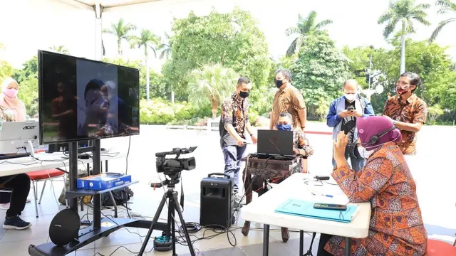 Momen Tri Rismaharini Beri Kelas Daring