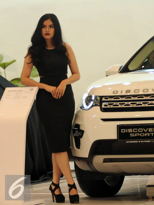 Seorang model bergaya di sisi kendaraan Land Rover Discover Sporty yang dipamerkan di Jakarta Auto Show 2015, Rabu (28/10/2015). Land Rover Discover Sporty dibanderol dengan harga sekitar 1,479 miliar rupiah. (Liputan6.com/Helmi Fithriansyah)