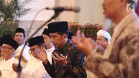 Presiden Joko Widodo berdoa bersama para kiai dan habib se-Jadetabek di Istana Negara, Jakarta, Kamis (7/2). Kepada Jokowi, para ulama dan habib mengaku prihatin atas merebaknya fitnah dan hoaks yang memicu perpecahan. (Liputan6.com/Angga Yuniar)