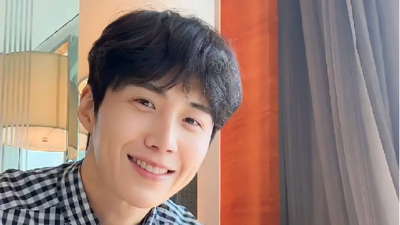 Ucapan Terima Kasih Dilontarkan Kim Seon Ho Saat Melakukan Live di WeVerse Ketika Diberitahu Bahwa The Childe Telah Menjadi Film Korea Terlaris Sepanjang Masa Kedua di Indonesia (Tangkapan Layar WeVerse)