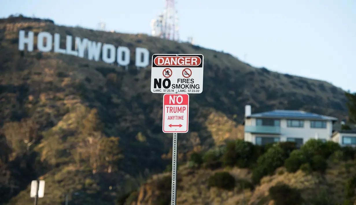 Sebuah rambu bertuliskan "No Trump Anytime" terlihat di jalan utama dekat Bukit Hollywood, California, Rabu (27/4). Rambu anti-Donald Trump tersebut dibuat oleh seniman jalanan yang memiliki nama sebutan 'Plastic Jesus'. (Robyn BECK/AFP)