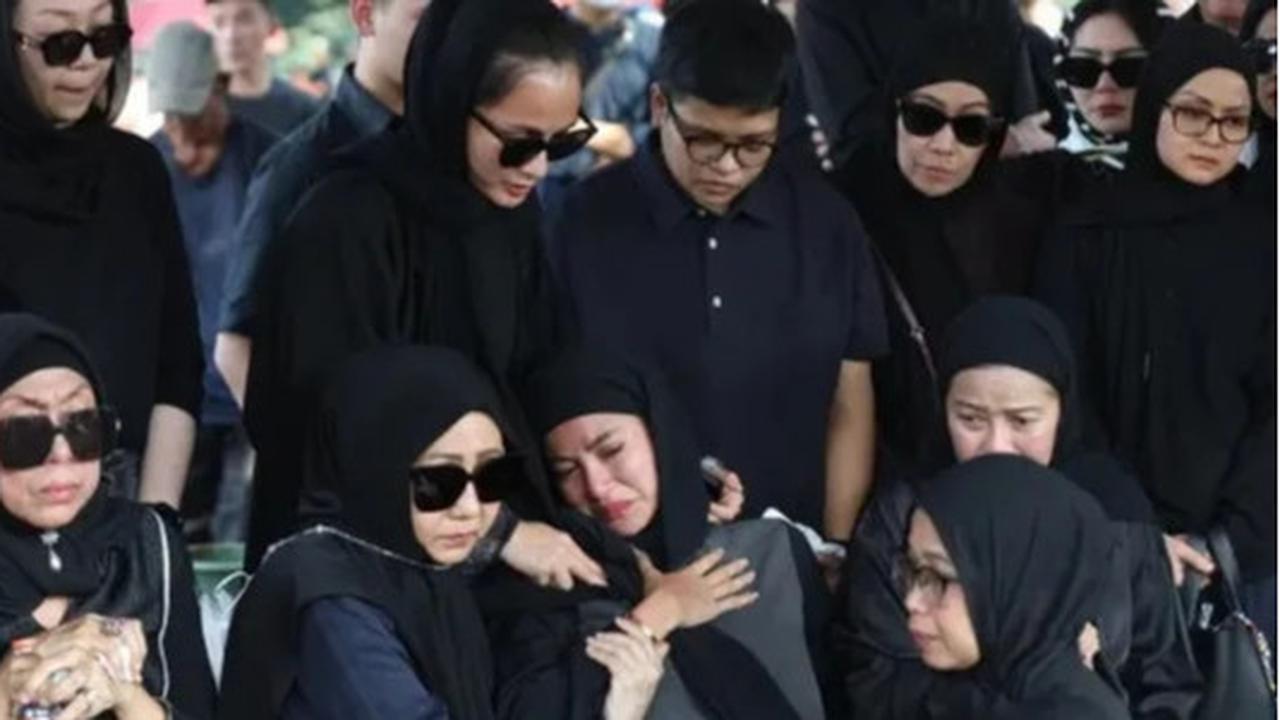 Baru Pulang dari Luar Kota, Olla Ramlan Kehilangan Momen Terakhir Bersama Ibunda