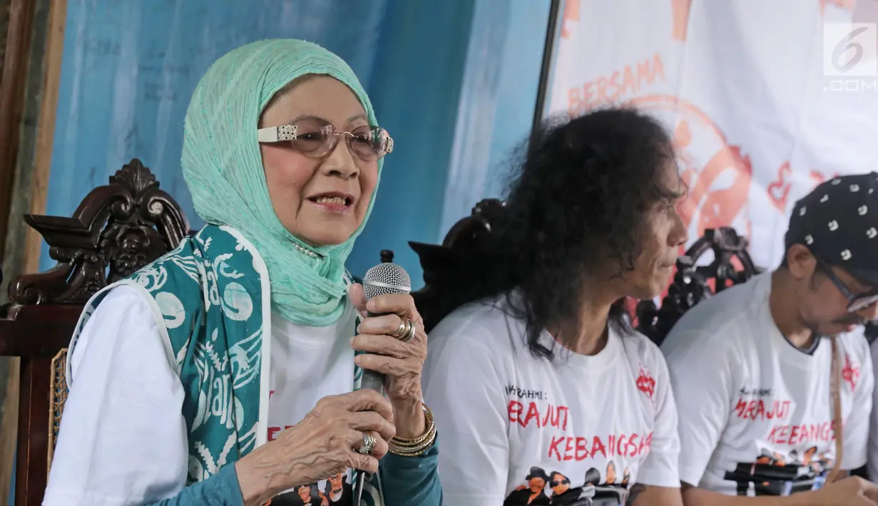 Bunda Iffet memberi keterangan saat jumpa pers di Markas Slank, Jakarta, Selasa (05/09). Dialog kebangsaan itu diadakan untuk memberikan wawasan dan meningkatkan rasa nasionalisme kepada para santri. (Liputan6.com/Herman Zakharia)