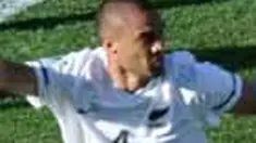 Dramatis. Sundulan defender Winston Reid di menit terakhir injury time menyelamatkan Selandia Baru dari kekalahan menghadapi Slovakia di laga penyisihan Grup F PD 2010. Skor akhir 1-1.