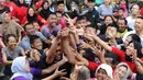 Warga berebut bebek saat perlombaan 17 Agustusan di kampung Warna-Warni, Katulampa, Bogor (17/8). Beragam loma diikuti warga dalam kegiatan Pesta Rakyat memeriahkan HUT Ke73 Republik Indonesia.(merdeka.com/ arie basuki)