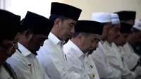 Presiden Joko Widodo melaksanakan salat minta hujan (istisqo) di Masjid Amrulloh, Kompleks TNI AU, Lanud RSN, Pekanbaru, Riau, Selasa (17/9/2019). (Dok Badan Nasional Penanggulangan Bencana/BNPB)