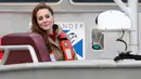Senyum Kate Middleton saat berada di atas kapal pada saat memancing bersama sang suami di Haida Gwaii, Kanada, (30/9). (REUTERS/Chris Wattie)