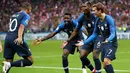 Striker Prancis, Kylian Mbappe berselebrasi dengan rekannya usai mencetak gol ke gawang Belanda pada pertandingan UEFA Nations League di Stadion Stade de France, Saint-Denis, Prancis, (9/10). Prancis menang 2-1 atas Belanda. (AP Photo/Christophe Ena)