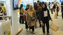 Pencari kerja mencari lowongan pekerjaan saat Talent Fest dan Bursa Kerja Nasional 2019 di JI-EXPO, Kemayoran, Jakarta, Jumat (23/2). Ajang yang digelar Kementerian Ketenagakerjaan ini berlangsung dua hari, 22-23 Maret 2019. (Liputan6.com/Angga Yuniar)