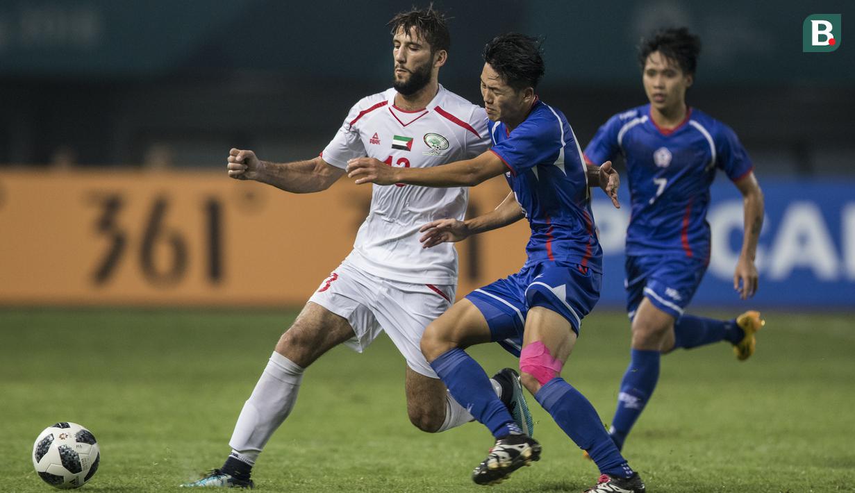 Striker Palestina, Shehab Qumbor, berusaha mengamankan bola saat melawan Taiwan pada laga Grup A Asian Games di Stadion Patriot, Jawa Barat, Jumat (10/8/2018). Kedua negara bermain imbang 0-0. (Bola.com/Vitalis Yogi Trisna)