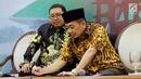 Wakil Ketua DPR dari Fraksi Gerindra Fadli Zon menyaksikan Ketua Fraksi PKS DPR Jazuli Juwaini menandatangani daftar pengusul Pansus Hak Angket Tenaga Kerja Asing saat konferensi pers, Jakarta, Senin (30/4). (Liputan6.com/Johan Tallo)