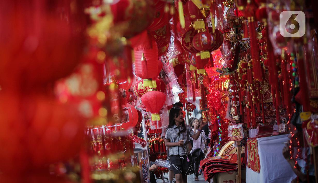 Warga tengah memilih aneka ragam hiasan Imlek di Pasar Glodok, Jakarta, Kamis (1/2/2024). (Liputan6.com/Angga Yuniar)