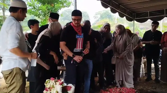 Ferry Maryadi tampak tegar melepas kepergian ibunda tercinta untuk selamanya.