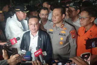 Wakil Ketua DPR RI Sufmi Dasco Ahmad mengunjungi lokasi kecelakaan kereta aoi di Stasiun Bekasi Timur. (Istimewa)