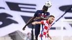 Bek timnas Prancis, Dayot Upamecano menyundul bola di atas gelandang timnas Kroasia, Nikola Vlasic dalam laga lanjutan UEFA Nations League Liga 1 Grup C di Saint-Denis, Rabu (9/9/2020) dini hari WIB. Sempat tertinggal duluan, Timnas Prancis menang dengan skor 4-2 atas Kroasia. (FRANCK FIFE / AFP)