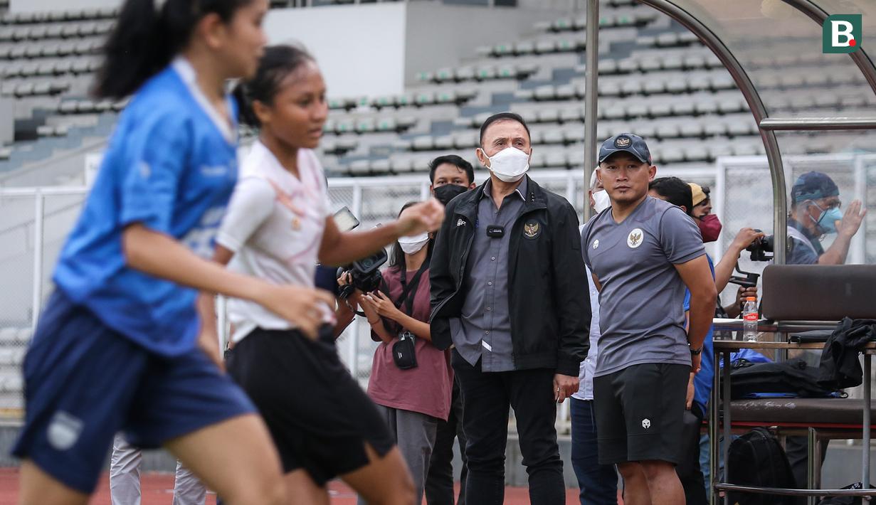 Ketua Umum PSSI, Mochamad Iriawan (kiri) dan Pelatih Kepala Timnas Wanita Indonesia, Rudy Eka Priyambada menyaksikan laga uji coba Timnas Wanita Indonesia melawan Tim Putri Persib Bandung di Stadion Madya, Jakarta, Kamis (13/01/2022). (Bola.com/Bagaskara Lazuardi)