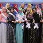 Finalis Puteri Muslimah Indonesia 2016 berpose seusai jumpa pres Puteri Muslimah Indonesia 2016  di SCTV Tower, Jakarta, Selasa (03/05). 20 finalis Puteri Muslimah akan mengikuti kegiatan karantina di Jakarta. (Liputan6.com/Herman Zakharia)