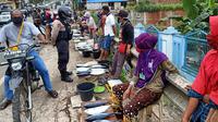 Polisi di Kota Jayapura sosialisasi pencegahan corona kepada pedagang ikan dadakan di Dok VIII Jayapura. (Liputan6.com/Katharina Janur/Polresta Jayapura Kota)