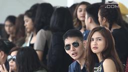 Aktris Mikha Tambayong bersama kekasihya  Daniel Wenas saat menghadiri fashion show Sapto Djojokartiko di Jakarta, Kamis (20/9). (Liputan6.com/Herman Zakharia)