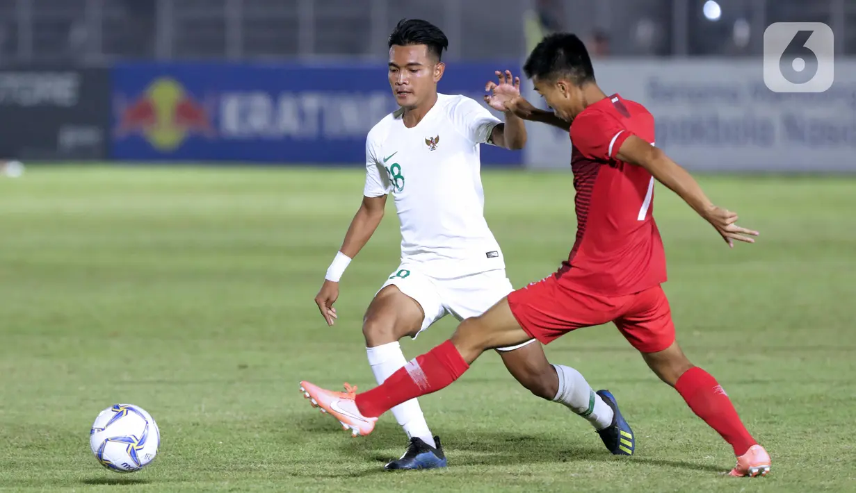 Gelandang tengah Timnas Indonesia U-19, Brylian N Aldama (kiri) berebut bola dengan pemain Hong Kong, Tong Connor Hew Fung saat laga kualifikasi Grup K Piala AFC U-19 2020 di Stadion Madya Gelora Bung Karno, Jakarta, Jumat (8/11/2019). Indonesia unggul 4-0. (Liputan6.com/Helmi Fithriansyah)
