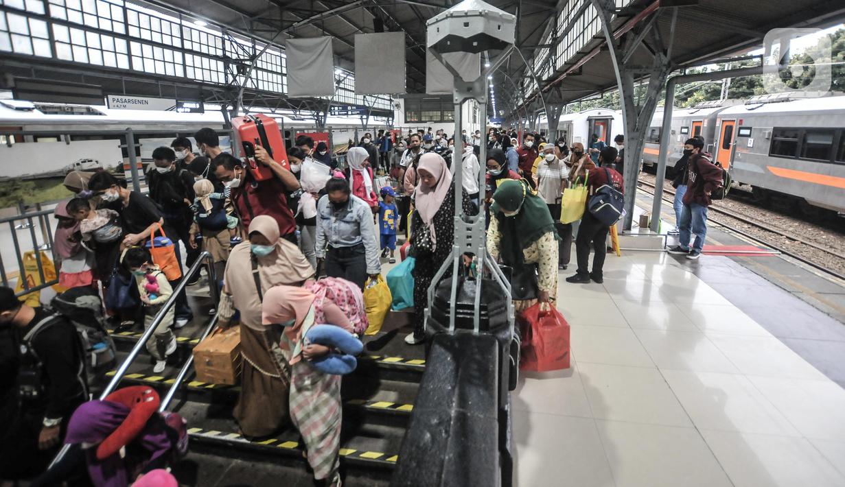 <p>Sejumlah penumpang kereta kereta api jarak jauh menuruni tangga pintu keluar di Stasiun Pasar Senen, Jakarta Pusat, Senin (9/5/2022). PT Kereta Api Indonesia (KAI) mengungkapkan gelombang arus balik pemudik pada H+7 Lebaran 2022 terpantau masih tinggi. Tercatat sebanyak 40.800 penumpang tiba pada hari Senin ini dikarenakan penundaan waktu sekolah dan pelaksanaan Work From (WFH). (merdeka.com/Iqbal S Nugroho)</p>