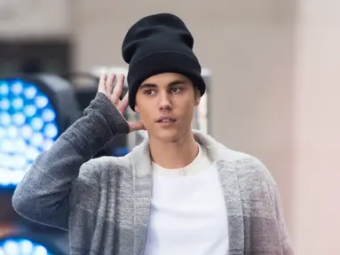 Sebuah kabar menyebutkan bahwa penyanyi muda asal Kanada, Justin Bieber, diketahui melakukan hubungan intim dengan seorang waria bernama Vanity yang usianya 20 tahun lebih tua. Keduanya terlihat di sebuah pesta di Malibu. (Noam Galai/Getty Images/AFP)