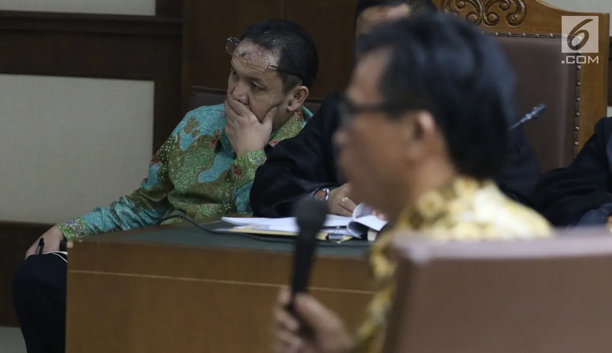Bupati Halmahera Timur nonaktif, Rudi Erawan saat menjalani sidang lanjutan di Pengadilan Tipikor, Jakarta, Rabu (1/8). Rudi merupakan terdakwa kasus suap proyek Kementerian PUPR tahun 2016. (Liputan6.com/Helmi Fithriansyah)