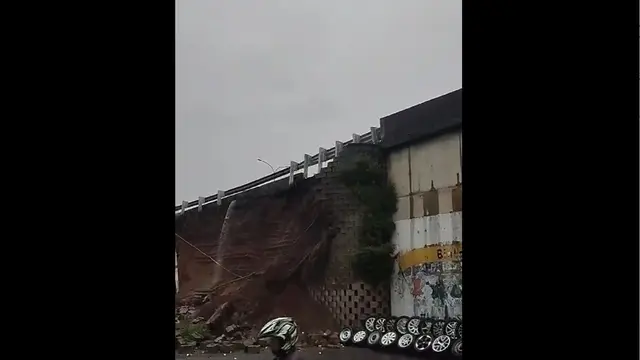 Turap di ruas Tol JORR, Bintaro, Jakarta Selatan diterjang longsor pada Sabtu (6/7/2024). Detik-detik diabadikan oleh warga dan rekaman videonya viral di media sosial.